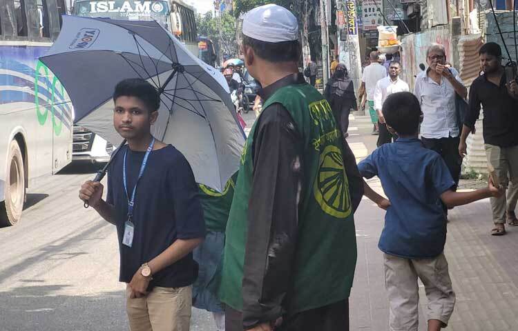 নগরীর ব্যস্ততম মোড়গুলোতে শিক্ষার্থী এবং পেশাজীবী মানুষ দাঁড়িয়ে সিগন্যাল নিয়ন্ত্রণ করছেন। ছবি: রায়হান আহমেদ