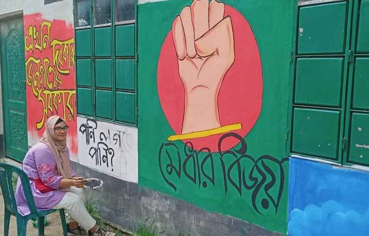 শহরের বিভিন্ন এলাকা পরিষ্কার করার পাশাপাশি লিখন ও মোছার কার্যক্রম চালায় শিক্ষার্থীরা। ছবি: এন কে বি নয়ন