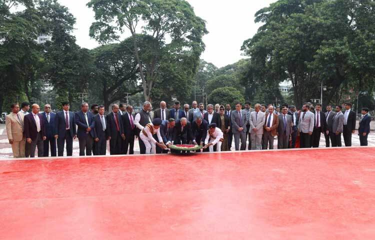 আজ সকাল ৭টার দিকে সাভারের জাতীয় স্মৃতিসৌধে শ্রদ্ধা নিবেদন করেন তিনি। ছবি: ফজলুল হক মৃধা