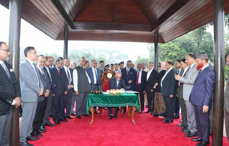 পরে জাতীয় স্মৃতিসৌধের পরিদর্শন বইয়ে সই করেন প্রধান বিচারপতি সৈয়দ রেফাত আহমেদ। এরপর সকাল সাড়ে ৭টার দিকে স্মৃতিসৌধ এলাকা ত্যাগ করেন তিনি। ছবি: ফজলুল হক মৃধা