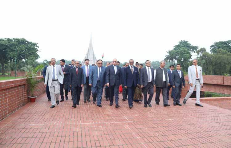 এর আগে সকাল সাড়ে ৬টার দিকে প্রধান বিচারপতিসহ অন্যান্য বিচারপতিরা অর্ধশতাধিক গাড়িবহর নিয়ে সাভার জাতীয় স্মৃতিসৌধে প্রবেশ করেন। ছবি: ফজলুল হক মৃধা