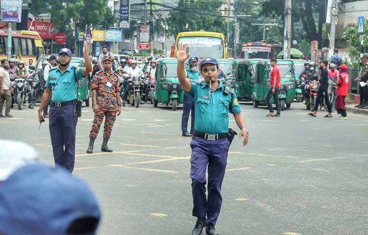 আজ সকাল থেকে রাজধানীর বিভিন্ন সড়কে দায়িত্ব পালন শুরু করেছেন ট্রাফিক পুলিশের সদস্যরা। ছবি: মাহবুব আলম