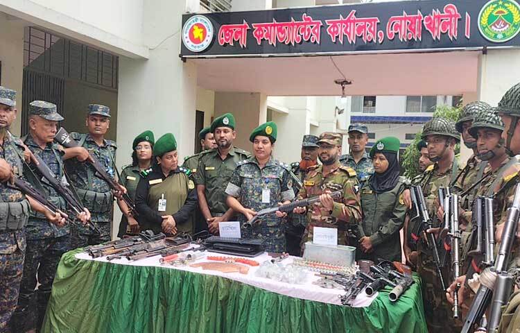 নোয়াখালীর চাটখিল ও সোনাইমুড়ী থানা থেকে লুট হওয়া ৯০১ অস্ত্র, গুলি ও টিয়ারশেল উদ্ধার করা হয়েছে।  ছবি: ইকবাল হোসেন মজনু