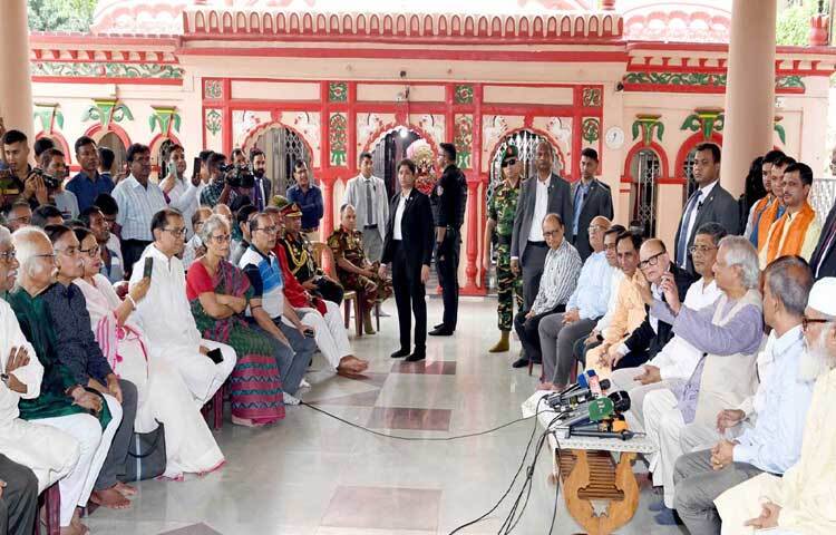 আজ সংখ্যালঘু সম্প্রদায়ের নেতাদের সঙ্গে বৈঠকে বসেন অন্তর্বর্তী সরকারের প্রধান উপদেষ্টা ড. মুহাম্মদ ইউনূস।  ছবি: পিআইডি