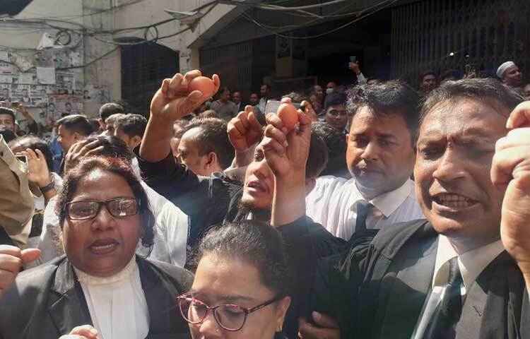 সাবেক প্রধানমন্ত্রী শেখ হাসিনার বেসরকারি শিল্প ও বিনিয়োগবিষয়ক উপদেষ্টা সালমান এফ রহমান এবং সাবেক আইনমন্ত্রী আনিসুল হকের জন্য এই ডিম এনেছেন আইনজীবীরা। ছবি: মাহবুব আলম