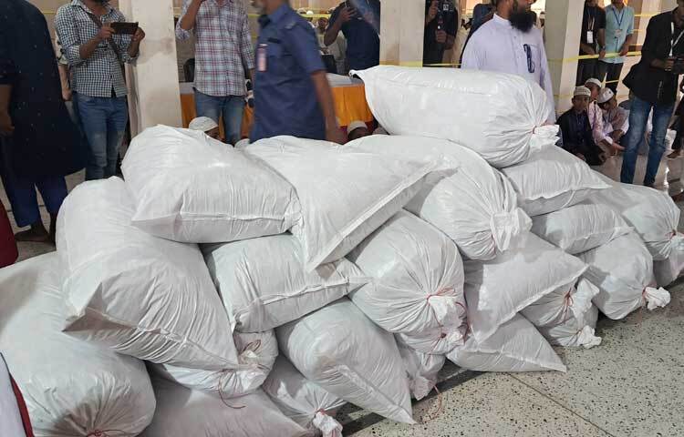 এবার ২৮ বস্তা টাকা পাওয়া গেছে এই দানবাক্সগুলোতে। ছবি: এসকে রাসেল