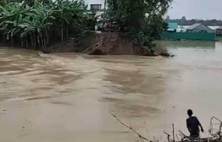 মুহুরী নদীর পানি বিপৎসীমার ৫৫ সেন্টিমিটার উপর দিয়ে প্রবাহিত হচ্ছে। ছবি: আবদুল্লাহ আল-মামুন