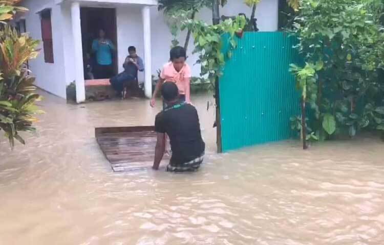 পানিতে ডুবে আছে ঘর-বাড়ি। ছবি: আবদুল্লাহ আল-মামুন