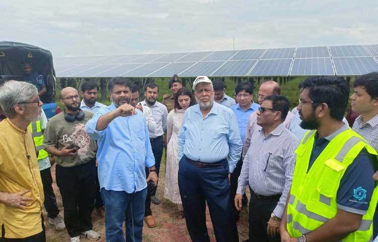 মানিকগঞ্জের শিবালয়ে মানিকগঞ্জ ৩৫ মেগাওয়াট সোলার পাওয়ার প্ল্যান্ট পরিদর্শন করেন বিদ্যুৎ, জ্বালানি ও খনিজ সম্পদ উপদেষ্টা মুহাম্মদ ফাওজুল কবির খান। ছবি: পিআইডি