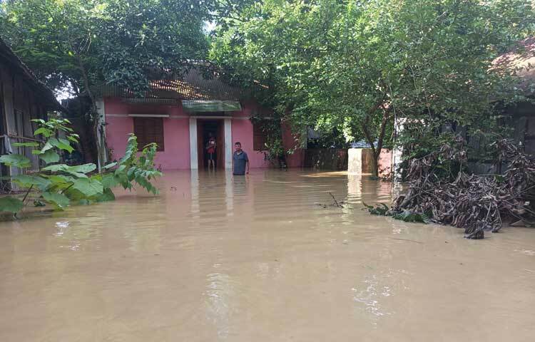 কুমিল্লায় গোমতী নদীর বাঁধ ভেঙে বন্যার পানি বেড়েই চলেছে। প্লাবিত হচ্ছে বুড়িচং উপজেলার নতুন নতুন এলাকা। পানির স্রোতে ভেসে যাচ্ছে মানুষের স্বপ্ন। বসতি ছেড়ে মানুষ ছুটছেন আশ্রয়কেন্দ্রের দিকে। ছবি: জাহিদ পাটোয়ারী