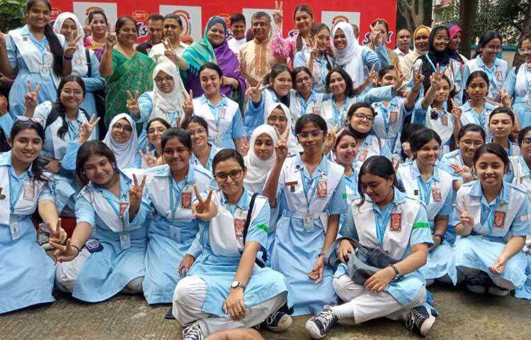 এক ফ্রেমে বন্দি ভিকারুননিসা নূন স্কুল অ্যান্ড কলেজের শিক্ষক ও শিক্ষার্থীরা। ছবি: মাহবুব আলম