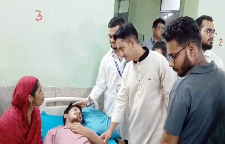 সাভারের পক্ষাঘাতগ্রস্তদের পুনর্বাসন কেন্দ্র (সিআরপি) পরিদর্শন করেছেন বৈষম্যবিরোধী ছাত্র আন্দোলনের অন্যতম সমন্বয়ক সারজিস আলম। ছবি: মাহফুজুর রহমান নিপু