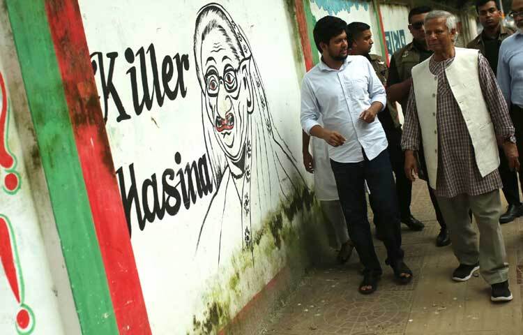 দেয়ালে আঁকা গ্রাফিতিতে স্বৈরাচার শেখ হাসিনার পাশবিক শক্তিকে প্রতিহত করতে নৃশংস এক বাহিনীর মুখোমুখি আন্দোলন-বিক্ষোভে অংশ নেওয়া শিক্ষার্থী ও যুবকদের দাবিদাওয়া, আবেগ-অনুভূতি, আশা-আকাঙ্ক্ষা চিত্রিত হয়েছে।