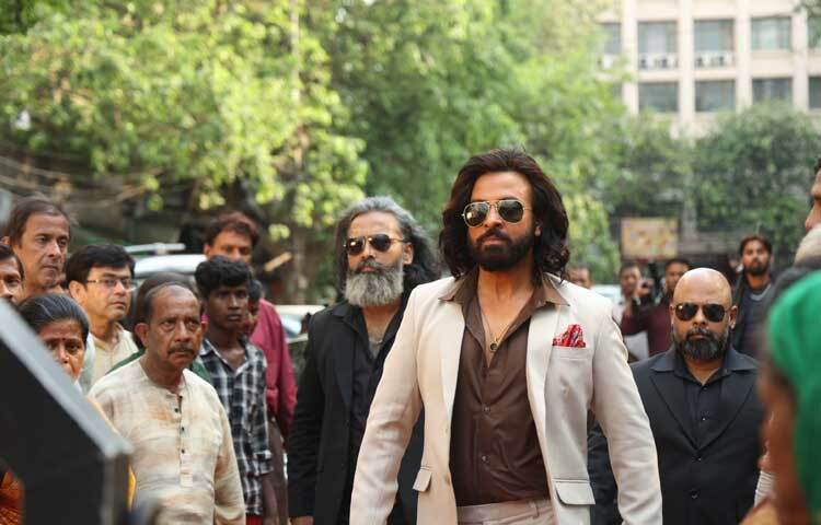 রায়হান রাফী পরিচালিত ‘তুফান’ সিনেমায় একেবারে নতুন রূপে ধরা দিয়েছেন শাকিব খান। এ সিনেমায় লম্বা চুল-দাঁড়ি রেখেছেন তিনি।