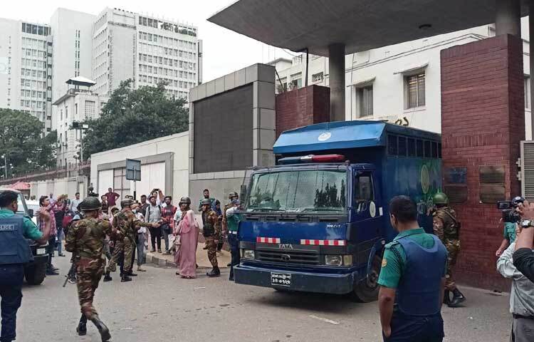 পুলিশি বাধা উপেক্ষা করে সচিবালয়ে ঢুকে পড়েছিলেন ফল বাতিলের দাবি করা এবারের এইচএসসি পরীক্ষা দেওয়া শিক্ষার্থীরা। পরে তাদের লাঠিপেটা করে ছাত্রভঙ্গ করে দেয় সেনাবাহিনী ও পুলিশ। এরপর সেনাবাহিনী ও পুলিশ সচিবালয়ের বিভিন্ন জায়গা থেকে অর্ধশতাধিক শিক্ষার্থীকে আটক করে। ছবি: বিপ্লব দীক্ষিত