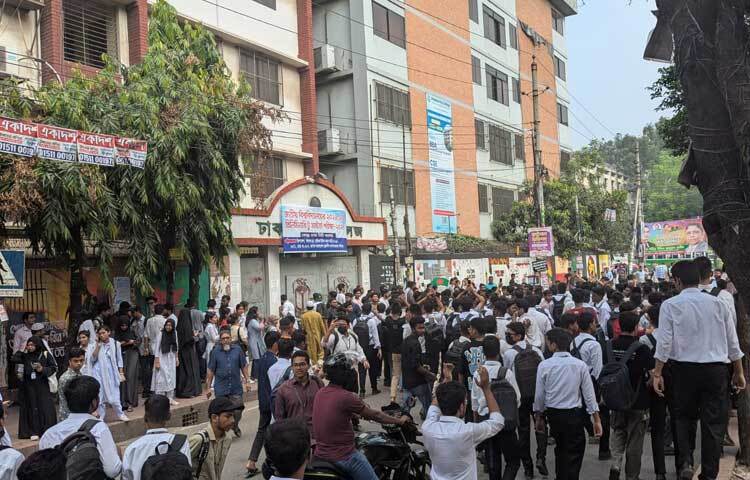 এর আগে চলমান আন্দোলনের মুখে ২৮ অক্টোবরের নোটিশে ২৯ অক্টোবর ক্লাস-পরীক্ষা বন্ধ ঘোষণা করে কলেজ কর্তৃপক্ষ। এরপর মঙ্গলবার সন্ধ্যার এক নোটিশে বুধ ও বৃহস্পতিবার আরও দুই দিনের ছুটি ঘোষণা করা হয়।