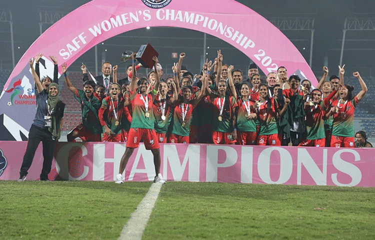 সাফ নারী চ্যাম্পিয়নশিপে নেপালকে ২-১ গোলে হারানোর পর শিরোপা নিয়ে উল্লাসে মেতেছিলেন বাংলাদেশের মেয়েরা। ছবি: বাফুফে
