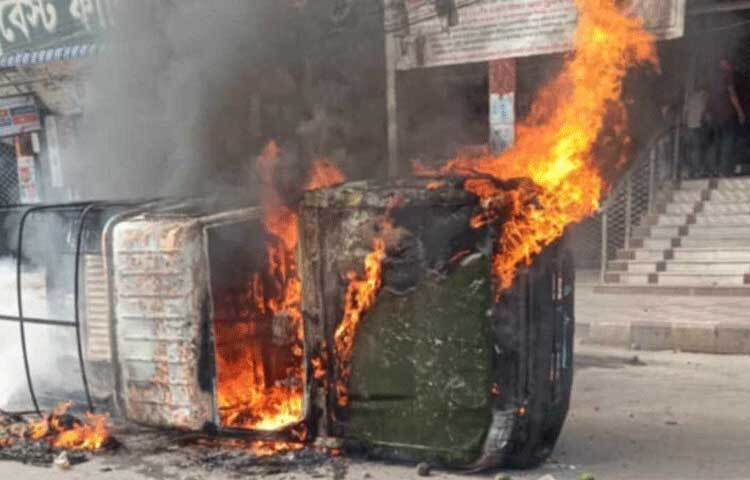 আন্দোলনের এক পর্যায়ে তারা সেনাবাহিনীর একটি গাড়ি ও পুলিশের একটি লেগুনায় আগুন ধরিয়ে দেন।