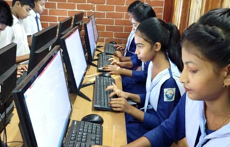 স্কুলটিতে লাইব্রেরির পাশাপাশি রয়েছে কম্পিউটার ল্যাবও।