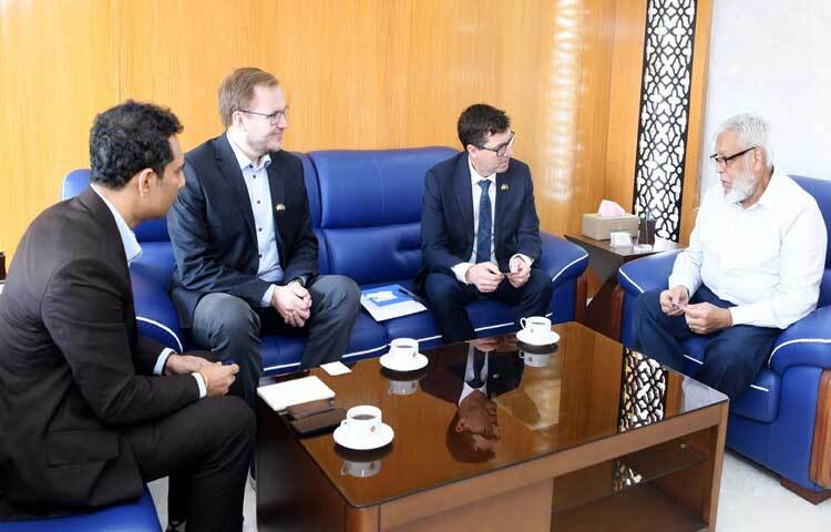 সড়ক পরিবহন ও সেতু উপদেষ্টা মুহাম্মদ ফাওজুল কবির খানের সাথে মন্ত্রণালয়ে তার অফিসকক্ষে সাক্ষাৎ করেন বাংলাদেশে নরওয়র রাষ্ট্রদূত হ্যাকন অ্যারাল্ড গুলব্র্যান্ডসেন। ছবি: পিআইডি