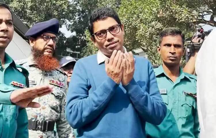 দুপুরের দিকে ট্রাইব্যুনাল থেকে বের হওয়ার পর সাংবাদিকদের উদ্দেশে দুহাত তুলে দোয়া চান সাবেক ডাক, টেলিযোগাযোগ ও তথ্যপ্রযুক্তি প্রতিমন্ত্রী জুনাইদ আহমেদ পলক। ছবি: তৌহিদুজ্জামান তন্ময়