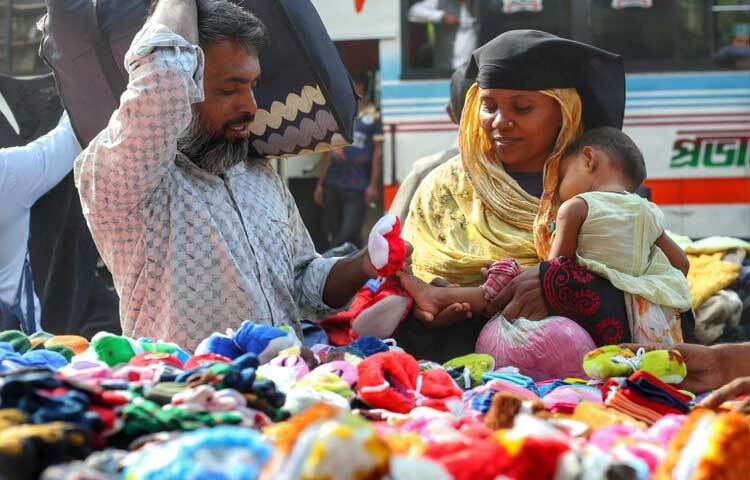 ক্রেতাদের আকর্ষণ বাড়াতে বিভিন্ন দোকানে বৈচিত্র্যময় পোশাক সংগ্রহ করে রেখেছেন বিক্রেতারা।