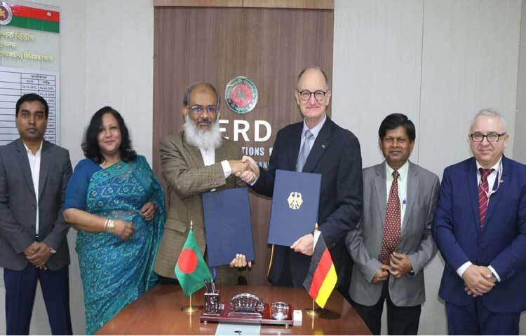 অর্থনৈতিক সম্পর্ক বিভাগের সচিব মো. শাহরিয়ার কাদের ছিদ্দিকী এবং জার্মানির রাষ্ট্রদূত আখিম ট্রয়স্টার ঢাকায় ইআরডিতে ‘বাংলাদেশ-জার্মান জলবায়ু এবং উন্নয়ন অংশীদারিত্ব’ চুক্তি সই করেন। ছবি: পিআইডি