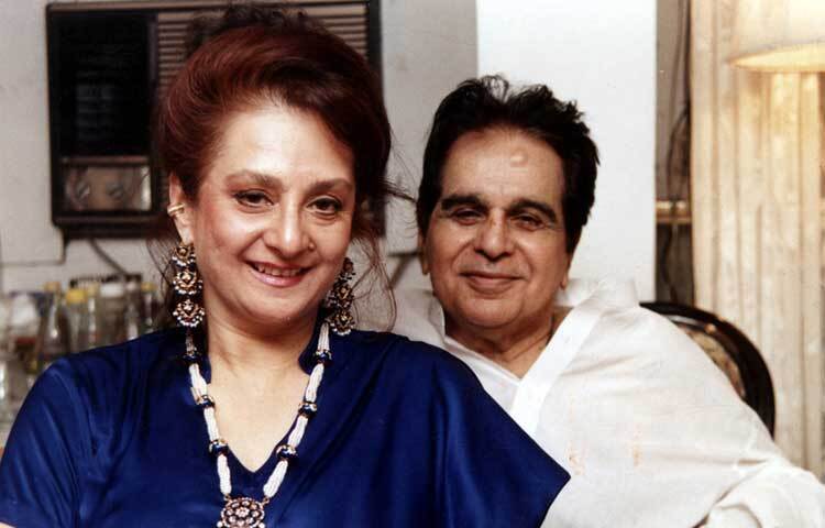 ১৯৬৬ সালে ২২ বছরের ছোট সায়রা বানুকে বিয়ে করেন দিলীপ কুমার।