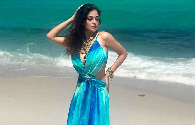 আকাশী ও উজ্জ্বল নীল রঙের চোখজুড়ানো মন্দিরা।