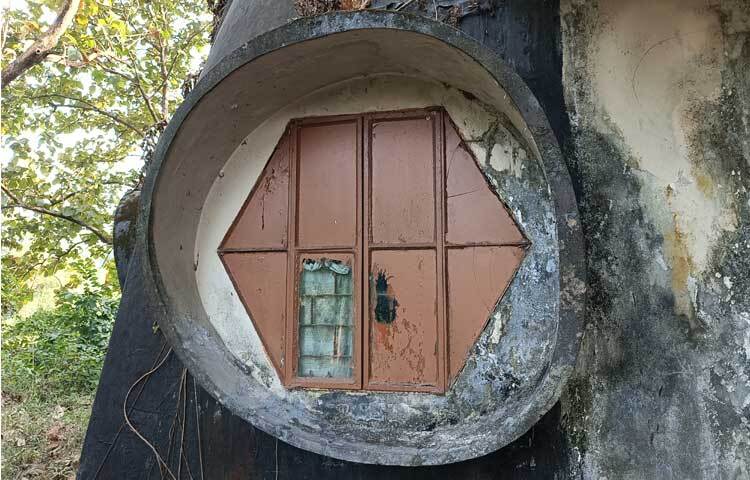 তবে কালের আবহমানে বাংলোটি আজ বসবাসের অযোগ্য হয়ে পড়েছে। নেই কোনো রক্ষণাবেক্ষণ, ফলে হারাতে বসেছে বাংলোটির সৌন্দর্য।