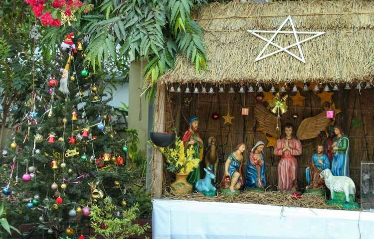 বর্ণিল সাজে সাজানো হয়েছে কৃত্রিম ‘ক্রিসমাস ট্রি’।