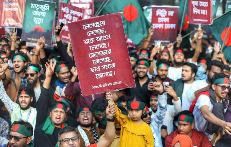 ঢাকা বিশ্ববিদ্যালয় এলাকা যেন ছাত্র-জনতার ঢল নেমেছে।