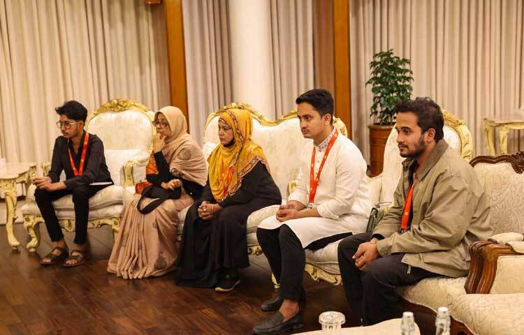 এসময় উপস্থিত ছিলেন স্বাস্থ্য উপদেষ্টা নূরজাহান বেগম, স্বাস্থ্য ও পরিবারকল্যাণ মন্ত্রণালয়ে প্রধান উপদেষ্টার বিশেষ সহকারী অধ্যাপক ডা. মো. সায়েদুর রহমান, তথ্য উপদেষ্টা নাহিদ ইসলাম, স্বাস্থ্য সচিব মো. সাইদুর রহমান এবং জুলাই শহীদ স্মৃতি ফাউন্ডেশনের প্রধান নির্বাহী মীর মাহবুবুর রহমান স্নিগ্ধ ও সম্পাদক সারজিস আলমসহ আরও অনেকে।