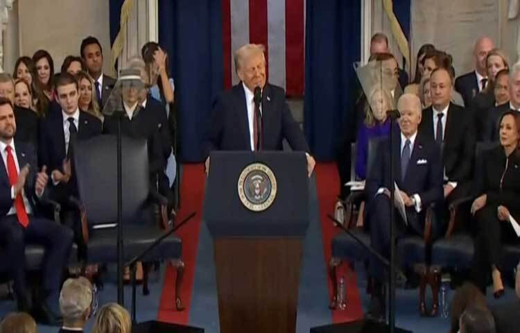 ১৮৯০-এর দশকের পর এটিই প্রথমবার, যখন একজন প্রেসিডেন্ট নির্বাচনে পরাজিত হওয়ার পর বিজয়ী হয়ে দ্বিতীয়বার শপথ নিতে এসেছেন। ছবি: বিবিসি