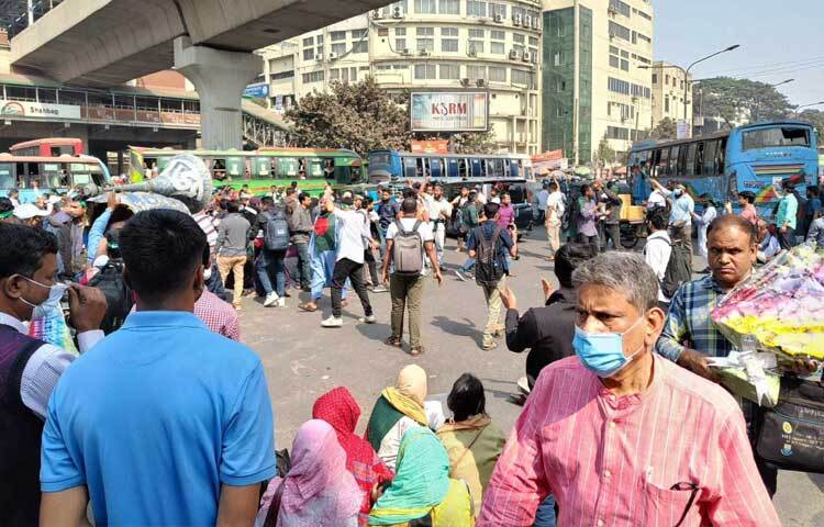দুপুর ১টা ২০ মিনিটে শাহবাগ মোড় অবরোধ করেন তারা।