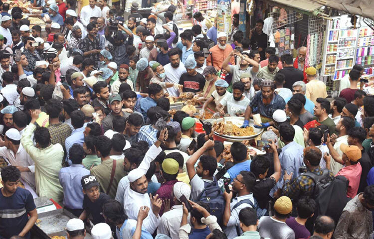 পছন্দের ইফতার কিনতে ভিড় করছেন ক্রেতারা।
