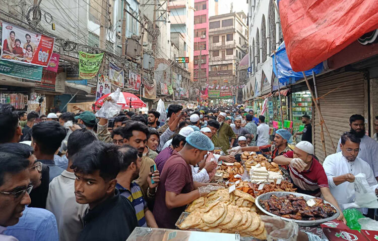 বর্তমানে চকবাজারের পাশাপাশি পুরান ঢাকার বাংলাবাজার, সদরঘাট, নবাবপুর, বংশাল, সিদ্দিকবাজার, গুলিস্তান, ওয়ারী, লক্ষ্মীবাজার, বাবুবাজার, মিটফোর্ড, আরমানিটোলা, সুরিটোলা, কাপ্তানবাজার, চানখাঁর পুল, আজিমপুর, টিপু সুলতান রোড, ধোলাইখালসহ রাজধানীর বিভিন্ন জায়গায় বাহারি ইফতারি পাওয়া যায়।