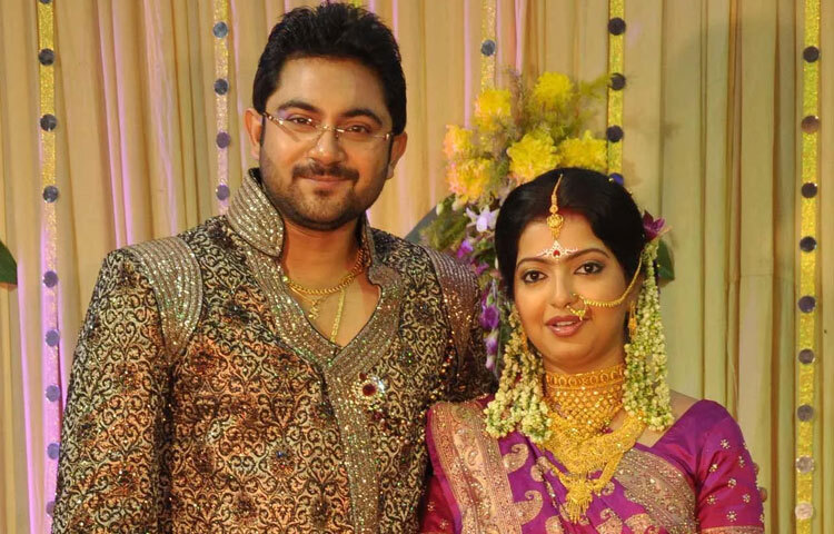 ছোটবেলার প্রেমের কোনো স্মৃতি নেই জানিয়ে সোহম বলেছিলেন, ‘ছোটবেলায় কাউকে ভালো লাগেনি। তারপর যাকে ভালো লাগল, তারসঙ্গেই প্রেম-বিয়ে। তনয়াকে যখন প্রেম প্রস্তাব দিয়েছিলাম ও তখন অনেক ছোট। দেখা করার আগে, ওর কথা শুনেই আমি প্রেমে পড়েছিলাম। যেদিন দেখা হল সেদিনই প্রপোজ করলাম। ও বলেছিল সামনে মাধ্যমিক। বলেছিলাম, পরীক্ষা দিয়ে দাও। তারপর উত্তরটা যেন হ্যাঁ হয়। সেটা হ্যাঁ হয়েছিল.. ব্যাস। এখন পুরনো কথা মনে পড়লে ভালো লাগে।’