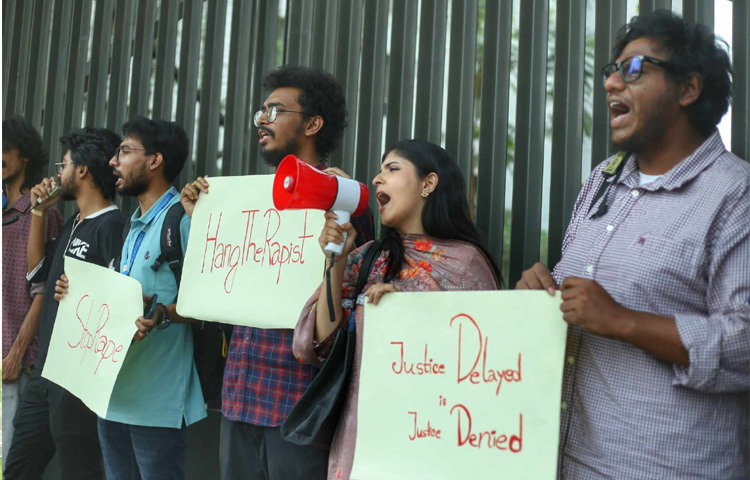 শিক্ষার্থীরা বলেন, সম্প্রতি দেশের আইনশৃঙ্খলা পরিস্থিতির চরম অবনতি হয়েছে। বিশেষ করে নারী নিপীড়ন, ধর্ষণ অস্বাভাবিক হারে বেড়ে গেছে।