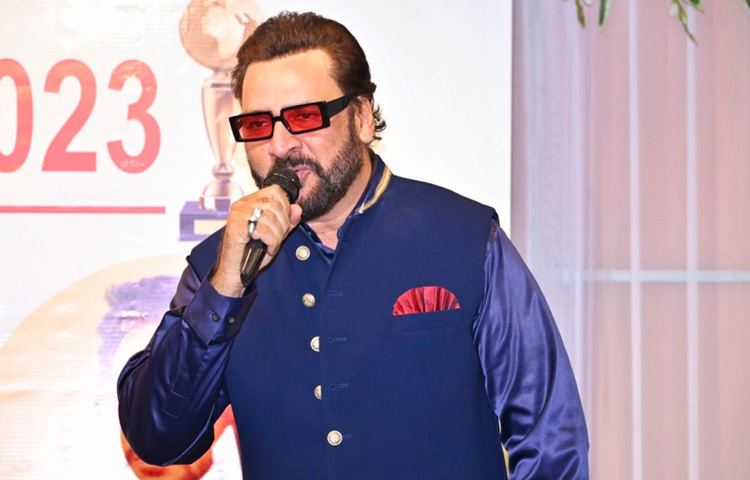 শাহবাজ খান বিখ্যাত শাস্ত্রীয় সঙ্গীতশিল্পী উস্তাদ আমীর খানের ছেলে।