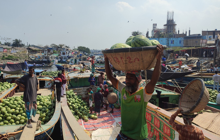 একই সঙ্গে বাড়ছে পোর্ট রোড ও কলাপট্টির আড়তগুলো ঘিরে থাকা শ্রমিকদের কর্মব্যস্ততা।