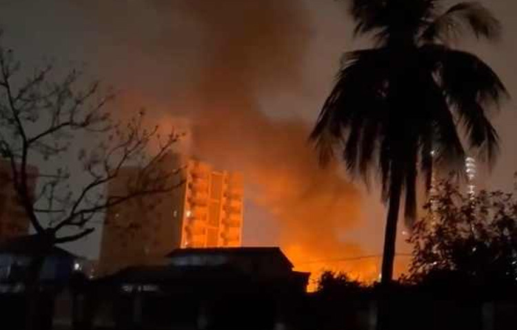 এ বিষয়ে ফায়ার সার্ভিসের ডিউটি অফিসার রাকিবুল ইসলাম বলেন, আগুন লাগার খবর পেয়ে ১০ মিনিটের মধ্যে ঘটনাস্থলে পৌঁছে আগুন নিয়ন্ত্রণে কাজ শুরু করে ফায়ার সার্ভিসের প্রথম ইউনিট। এরপর ঘটনাস্থলে একে একে আরও ৭টি ইউনিটসহ মোট ৮টি ইউনিট কাজ করে আগুন নিয়ন্ত্রণে আনে।