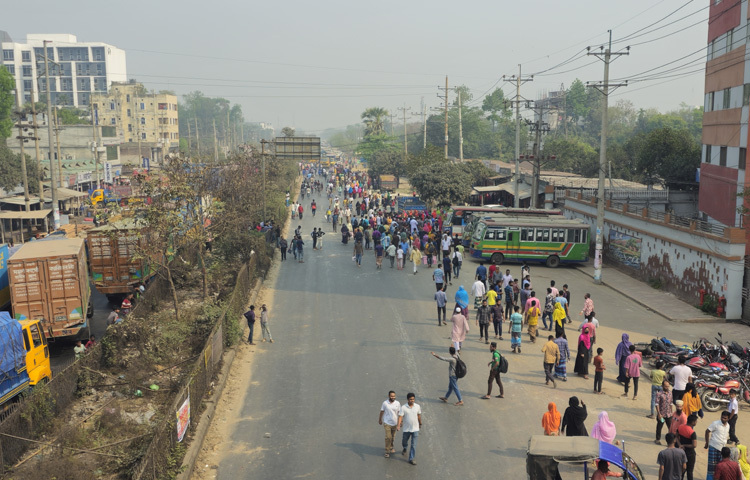 ১২ মার্চ সকাল ৮টার দিকে শ্রমিকরা আন্দোলন শুরু করেন। এর কিছু সময় পর তারা ঢাকা-ময়মনসিংহ মহাসড়ক অবরোধ করেন।