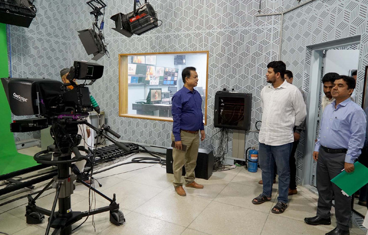 গাজীপুর সদর উপজেলার বাঘের বাজার এলাকায় ঢাকা-ময়মনসিংহ মহাসড়ক অবরোধ করেছেন গোল্ডেন রিফিট গার্মেন্টস্ লিমিটেড নামের কারখানার শ্রমিকরা। ছবি: আমিনুল ইসলাম