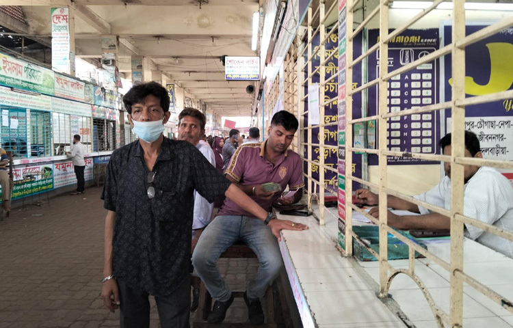 প্রতিটি কাউন্টারের টিকিট বিক্রয় প্রতিনিধিরা যাত্রীদের ডাকছেন।