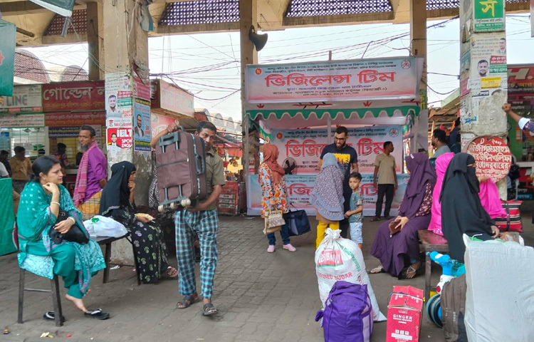 এছাড়াও টার্মিনালের মাইকে অতিরিক্ত ভাড়া আদায় করলে অভিযোগের আহ্বান ও পরিবহন কাউন্টার থেকে অতিরিক্ত ভাড়া আদায় না করতে নির্দেশনাও দেওয়া হচ্ছে।