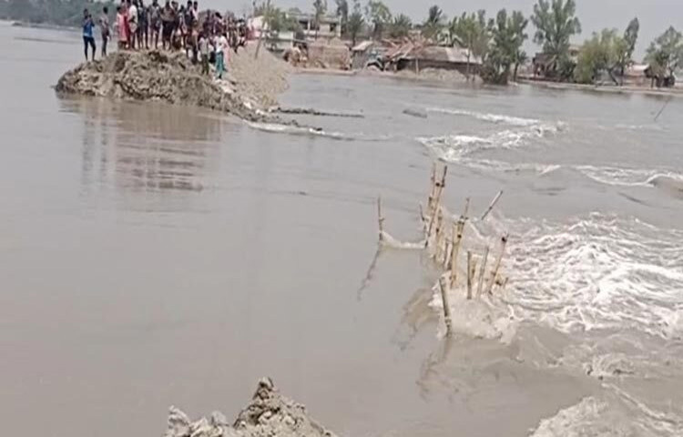 সাতক্ষীরার আশাশুনিতে খোলপেটুয়া নদীর বেড়িবাঁধ ভেঙে অন্তত ছয়টি গ্রামের বিস্তীর্ণ এলাকা প্লাবিত হয়েছে। ভেসে গেছে হাজার হাজার বিঘা মৎস্য ঘের। এতে ম্লান হয়েছে গ্রামবাসীর ঈদ আনন্দ। ছবি: আহসানুর রহমান রাজীব