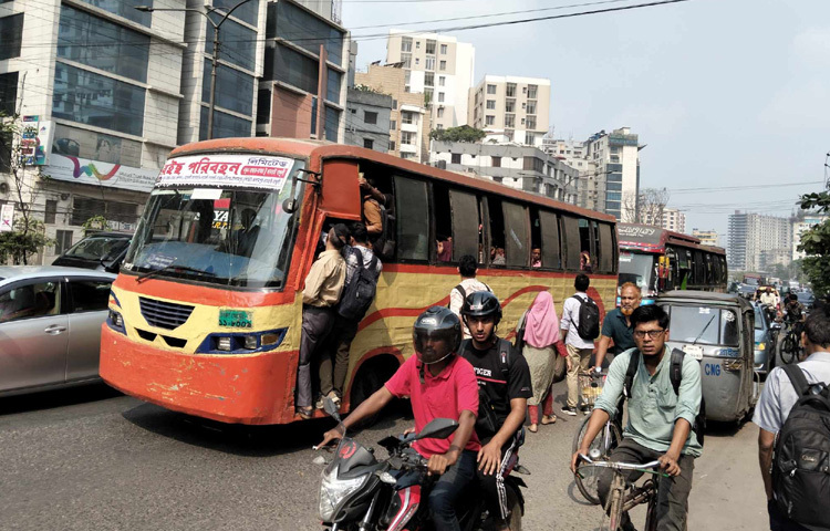 দীর্ঘ ছুটি শেষে প্রথম কার্যদিবসে রাজধানীর সড়কগুলো ফিরে পেয়েছে তার চিরচেনা দৃশ্য।