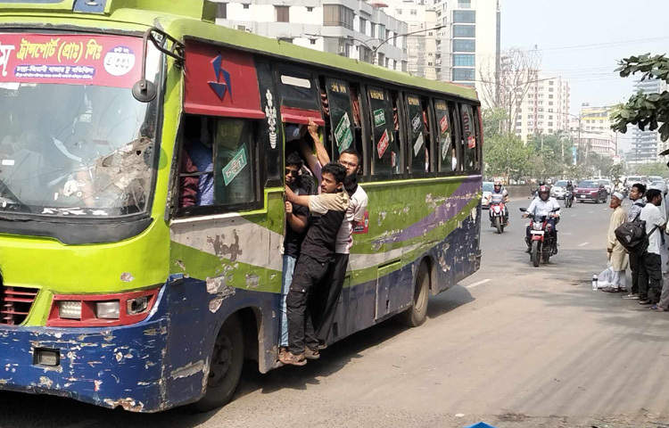 কেউ কেউ বাসের অপেক্ষায় দাঁড়িয়ে থাকছেন কেউবা আবার সুযোগ পেলে উঠে পড়ছেন।