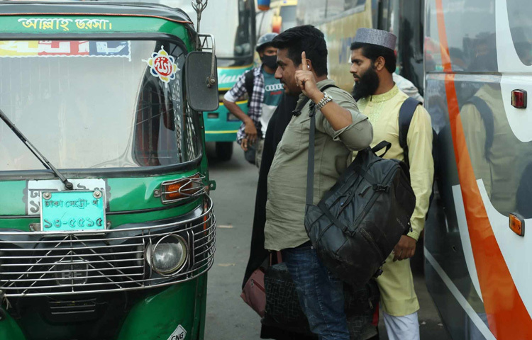 স্বস্তিতে ঈদের ছুটি কাটিয়ে ঢাকায় ফিরে কর্মস্থলে যোগ দিতে ব্যস্ত নগরবাসী।